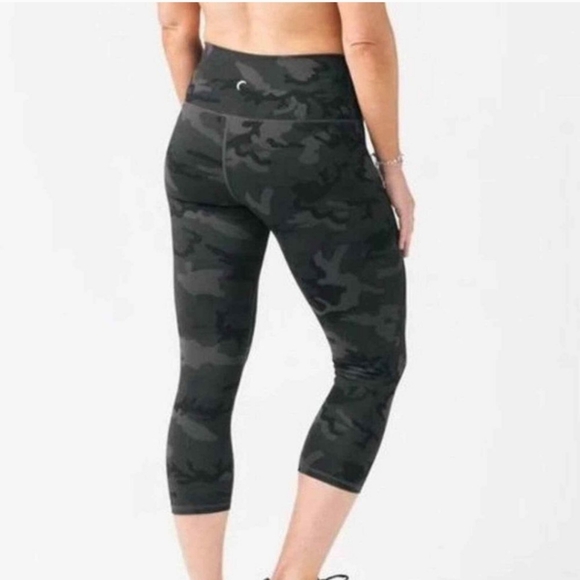 Zyia Active Women’s Luxe High Rise Camo Cropped Capri Leggings Yoga Pants 6-8 - Picture 2 of 5
